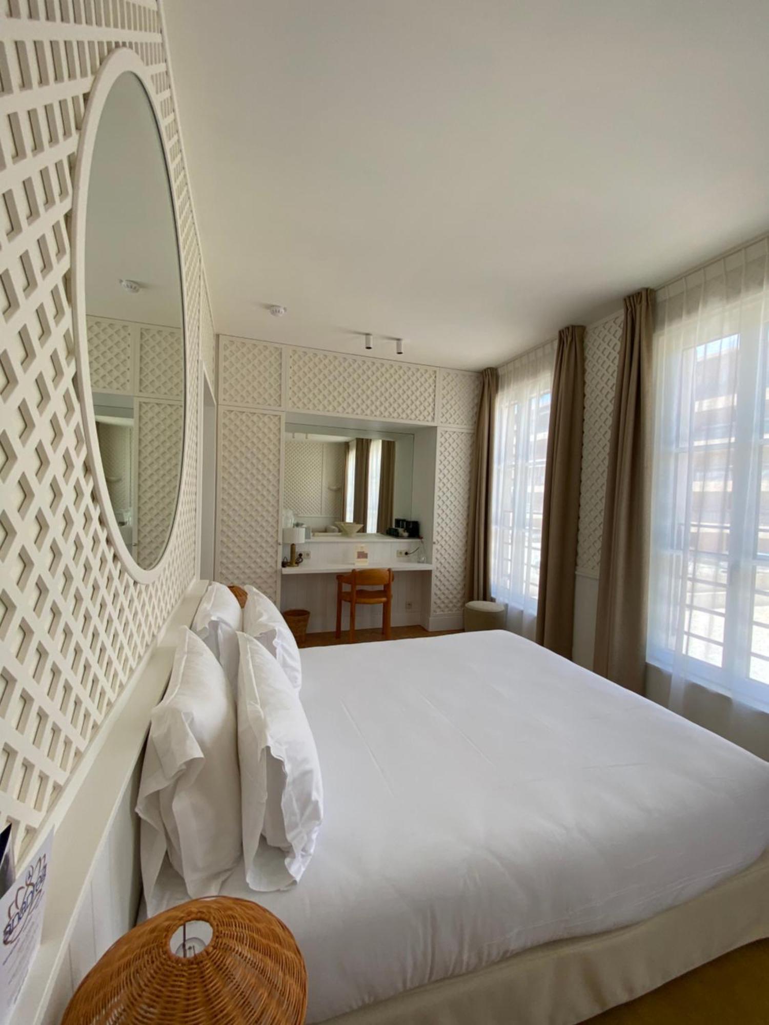 Lilou Hotel อิแยร์ ภายนอก รูปภาพ